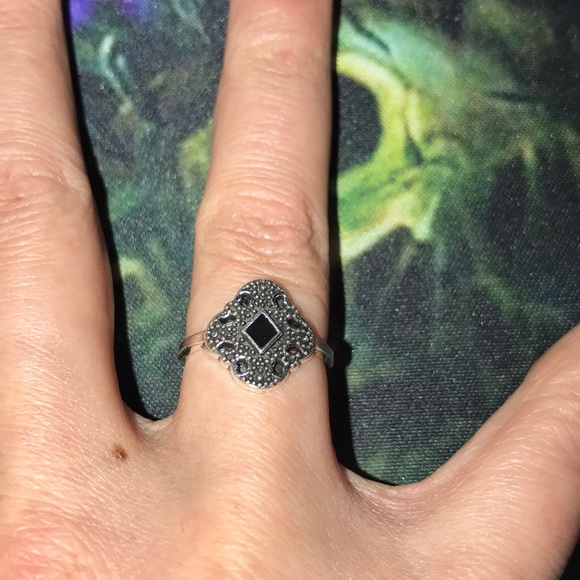 Costume jewelry ring silver with black 💕🎁 - Picture 1 of 4